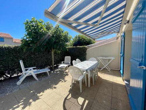 Photo de la galerie de l'établissement Maison à 300m de la plage avec piscine chauffée, tennis, terrasse ensoleillée et WiFi - FR-1-231-58, à Bretignolles-sur-Mer