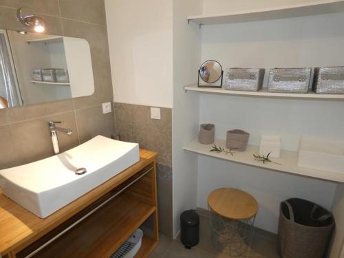 une salle de bain avec un lavabo blanc et un miroir dans l'établissement Maison spacieuse avec jardin clos, près plage, animaux OK, 10 pers, Notre-Dame-de-Monts - FR-1-540-137, à Notre-Dame-de-Monts