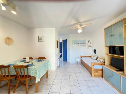 un salon avec une table et un canapé dans l'établissement Joli 2 pièces avec jardinet, parking privé, à 100m de la plage - Sète - FR-1-338-540, à Sète