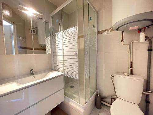 une salle de bain avec une douche, des toilettes et un lavabo dans l'établissement Joli 2 pièces avec jardinet, parking privé, à 100m de la plage - Sète - FR-1-338-540, à Sète