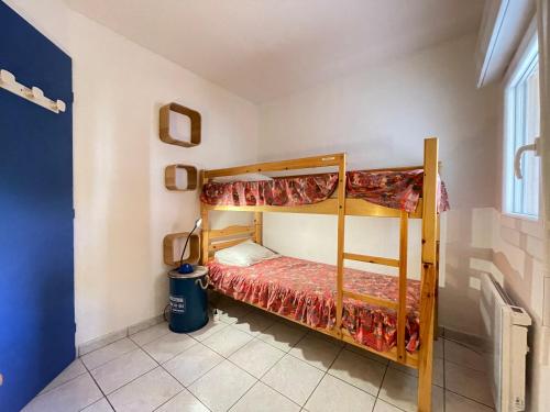 deux lits superposés dans une chambre avec fenêtre dans l'établissement Joli 2 pièces avec jardinet, parking privé, à 100m de la plage - Sète - FR-1-338-540, à Sète