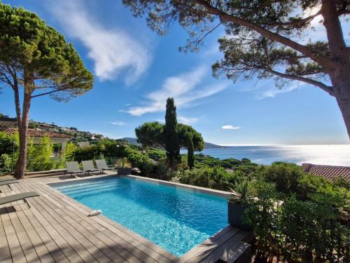 une piscine avec vue sur l'océan dans l'établissement Villa moderne avec piscine chauffée, climatisation, proche plage des Eléphants - FR-1-780-14, à Sainte-Maxime