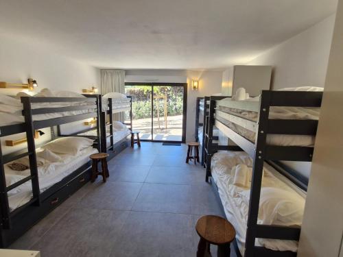 une chambre avec plusieurs lits superposés avec un balcon dans l'établissement Villa moderne avec piscine chauffée, climatisation, proche plage des Eléphants - FR-1-780-14, à Sainte-Maxime