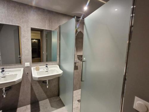 une salle de bain avec deux lavabos et une douche dans l'établissement Villa moderne avec piscine chauffée, climatisation, proche plage des Eléphants - FR-1-780-14, à Sainte-Maxime