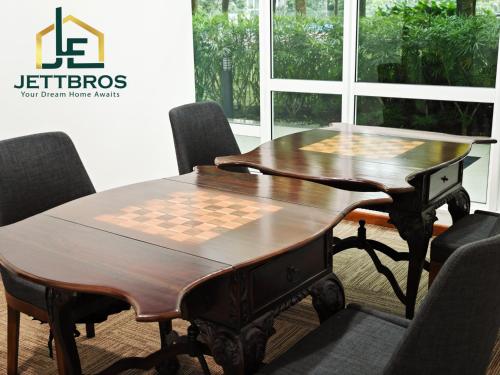una mesa de madera con un tablero de ajedrez. en JT Home, en Iskandar Puteri