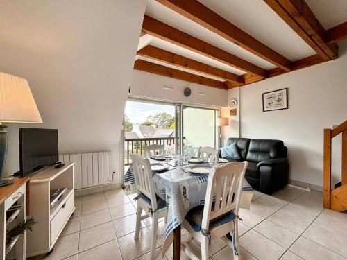 Photo de la galerie de l'établissement Appartement à Carnac, 2 Pièces + Mezzanine, Balcon Sud, Parking, Proche Plage et Commerces - FR-1-377-93, à Carnac