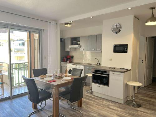 une cuisine et une salle à manger avec une table et des chaises dans l'établissement Studio cosy avec terrasse, clim, à 50m plage et 100m commerces, Fréjus - FR-1-226A-177, à Fréjus