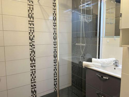 une salle de bain avec douche et lavabo dans l'établissement Studio cosy avec terrasse, clim, à 50m plage et 100m commerces, Fréjus - FR-1-226A-177, à Fréjus