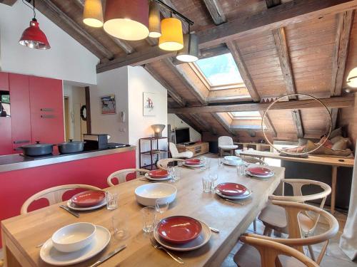 une salle à manger avec une table et des chaises en bois dans l'établissement Penthouse aux Gets pour 8 pers. avec 4 suites, balcon et parking - FR-1-598-172, aux Gets