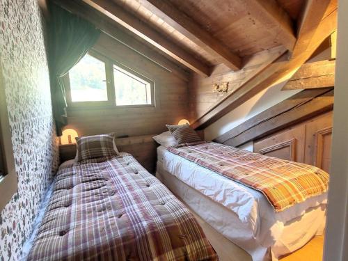 - une chambre avec 2 lits dans une cabine dans l'établissement Penthouse aux Gets pour 8 pers. avec 4 suites, balcon et parking - FR-1-598-172, aux Gets