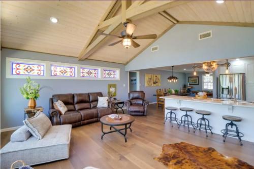 Χώρος καθιστικού στο Lakeside Retreat on 10 Secluded Acres