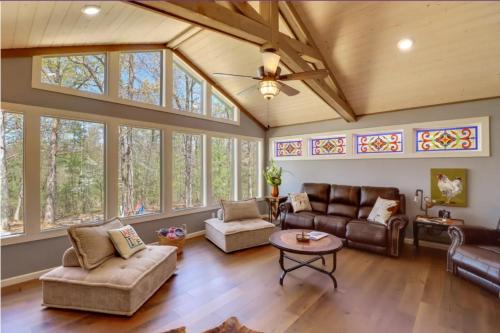 Χώρος καθιστικού στο Lakeside Retreat on 10 Secluded Acres