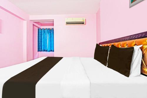 Ένα ή περισσότερα κρεβάτια σε δωμάτιο στο Hotel O Trinetra Inn