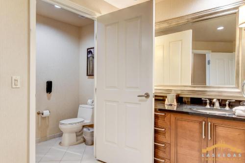 Ένα μπάνιο στο MGM Signature-06-711 Strip View Jacuzzi Studio
