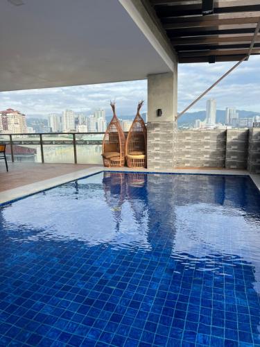 einen Pool mit Stadtblick in der Unterkunft Lanz studio in Cebu City