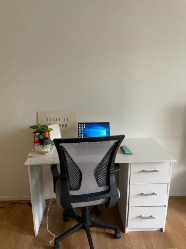 - un bureau avec une chaise et un ordinateur portable dans l'établissement Solférino, à Lille