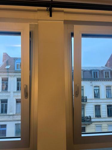 une porte ouverte avec vue sur un bâtiment dans l'établissement Solférino, à Lille