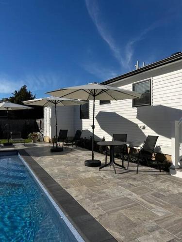 Serenity Oasis Pool Haven 8 min to Sea Isle cityの敷地内または近くにあるプール
