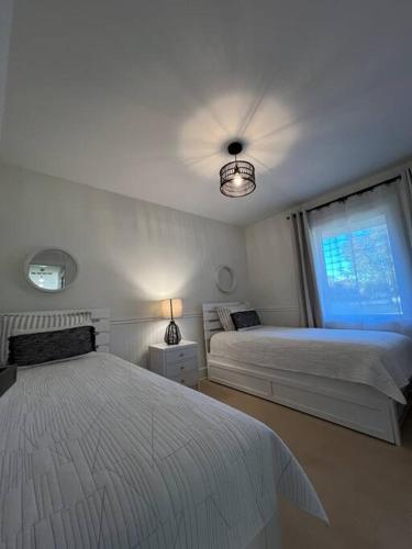 Serenity Oasis Pool Haven 8 min to Sea Isle cityにあるベッド