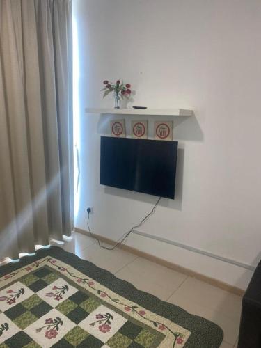 Телевизор и/или развлекательный центр в Vista Alam Roomstay Homestay