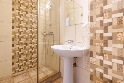 a bathroom with a sink and a shower at Camere de inchiriat KATALEYA in Mamaia Nord