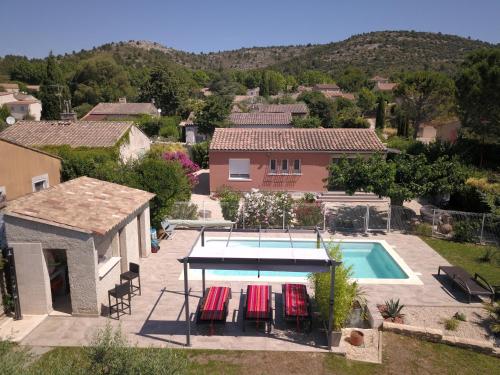 une vue aérienne d'une maison avec piscine dans l'établissement LE CAVAOU, à Mérindol