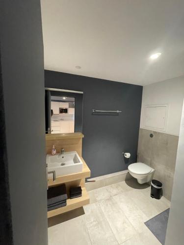 une salle de bain avec un lavabo et des toilettes dans l'établissement Maougavi T2 Bloom Le Spot, à La Ciotat