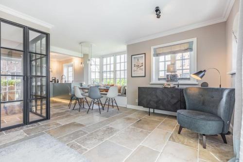 a living room with a table and chairs at Strandvogtei Sylt in Rantum