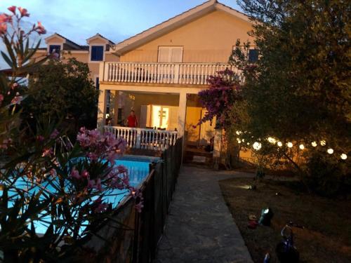 Family apartment with pool close to sea