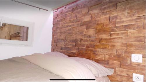 une chambre avec un mur de briques et un lit dans l'établissement Studio avec mezzanine, à Antibes