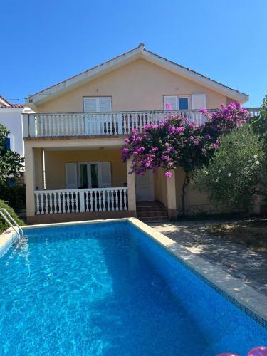 Bazén v ubytování Family apartment with pool close to sea nebo v jeho okolí