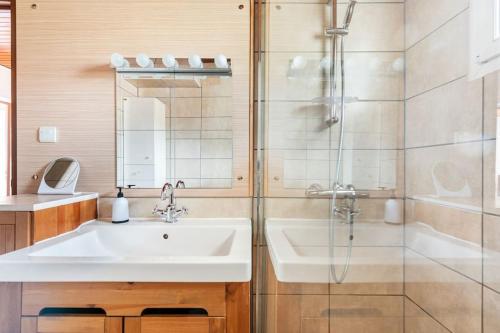 une salle de bain avec un lavabo et une douche dans l'établissement T3 à St Pons en rez de jardin, à Saint-Pons