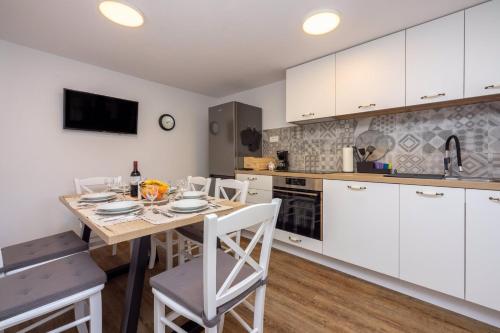 Кухня или мини-кухня в Apartment in Selce 5803
