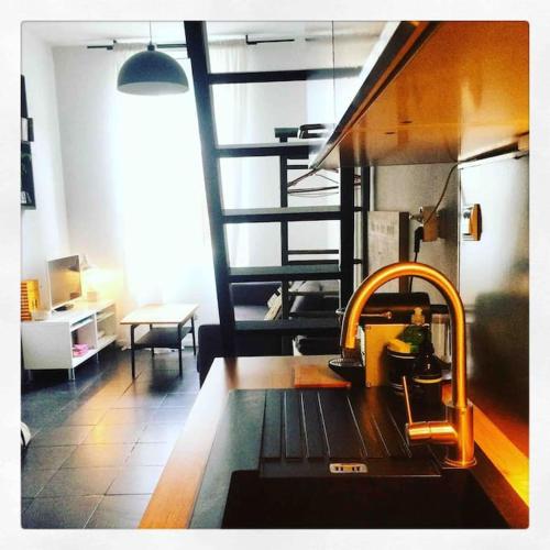 un salon avec une table et un escalier dans l'établissement Le cour des anglais, hyper centre, marché, à La Rochelle