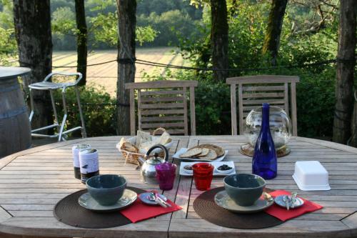 المشروبات في Cocon de Verdure avec piscine chambre lit king-size 2m