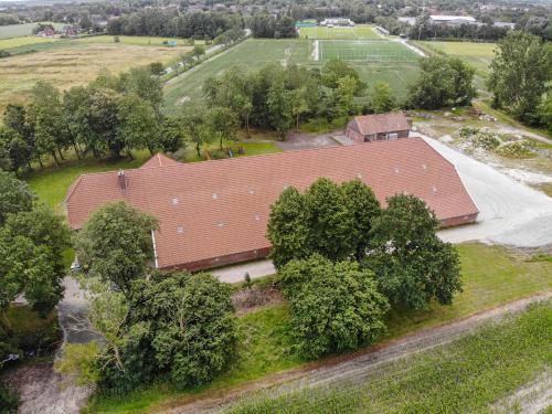 an overhead view of a house with a red roof at Ferienwohnung Freia im historischen Gulfhof in Krummhörn