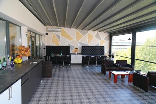 A kitchen or kitchenette at Cihan Palas