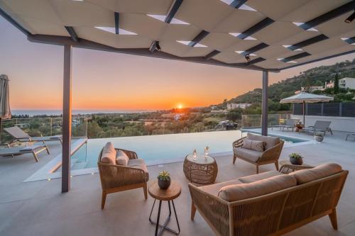 Piscina di Luxury Villa Gjovana's 1 o nelle vicinanze