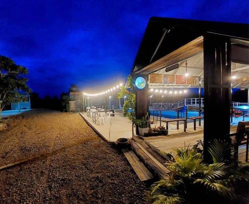 a building with lights on it at night at แม่ให้ โฮมสเตย์ in Ban Tha Rawaek (1)