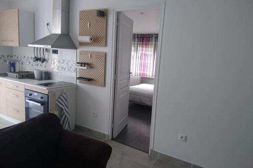 une cuisine avec une porte ouverte sur un salon dans l'établissement Maison proche Paris JO 2024 Airport CDG Disney Parc Exposition, à Villeparisis