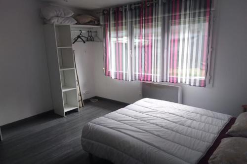 - une chambre avec un lit, une fenêtre et une étagère dans l'établissement Maison proche Paris JO 2024 Airport CDG Disney Parc Exposition, à Villeparisis