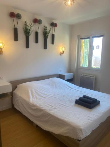 une chambre avec un lit avec deux serviettes dessus dans l'établissement Historic Bright and Beautiful Apartment in Old Nice with Castle Hill View, à Nice