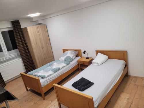 two beds in a small room with at idylischer Bachplatz in Oerlinghausen