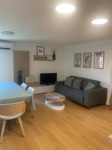Historic Bright and Beautiful Apartment in Old Nice with Castle Hill View