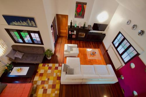 an overhead view of a living room with a white couch at CasaBoo - Habitaciones in Boó de Piélagos