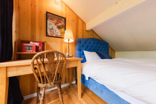 a bedroom with a bed and a desk and a chair at 4月リニューアルOpen! 全室エアコン完備! Cottage あかいやねｰ The Red Roof Cottage YamanakaKoｰ in Yamanakako