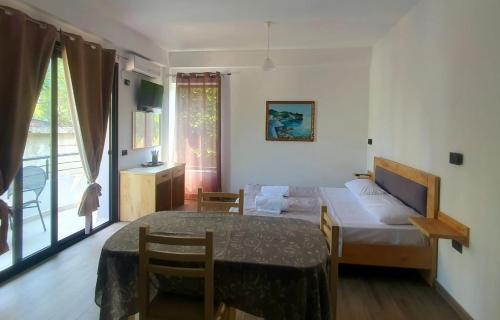 ヴロラにあるLungomare private roomsのベッドルーム1室(ベッド1台、窓付)