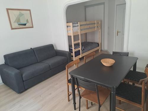 un salon avec un canapé et une table dans l'établissement L'Oustal de Provence, à Sète