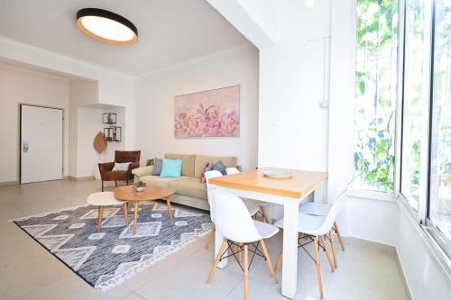 Χώρος καθιστικού στο Charming 2BR in Basel Square by HolyGuest