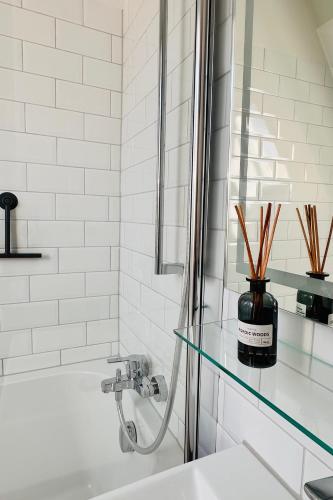 a bathroom with a glass counter next to a bath tub at Die Stader Maisonette in Stade